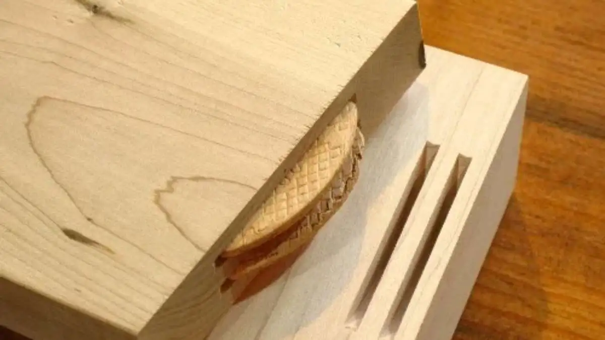 a picture of biscuit joint, one of type of wood joints